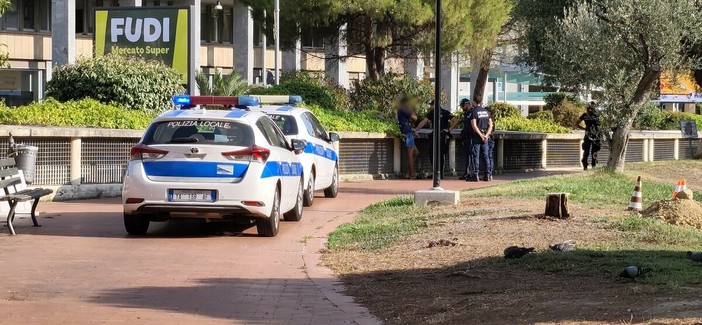 Allarme sicurezza a Oneglia, nuova zuffa ai Toscanini: interviene la polizia locale Allarme sicurezza a Oneglia, nuova zuffa ai Toscanini: interviene la polizia locale