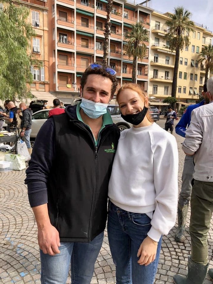 Samuel Lorenzi ed Eva Alberti, Presidente e segretaria del Club, in piazza del Comune per la distribuzione dei pasti ai volontari.