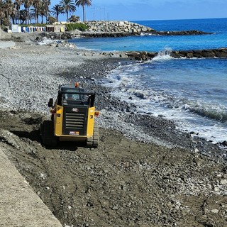 Imperia, ruspe all'opera per il ripascimento delle spiagge di Oneglia