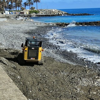 Imperia, ruspe all'opera per il ripascimento delle spiagge di Oneglia