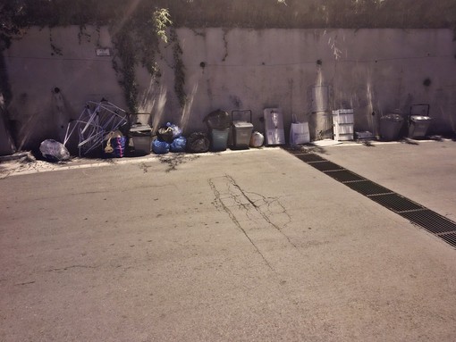 Rifiuti e multe, proteste in via Diano Calderina a Imperia: mastelli marroni ritirati e residenti multati Rifiuti e multe, proteste in via Diano Calderina a Imperia: mastelli marroni ritirati e residenti multati