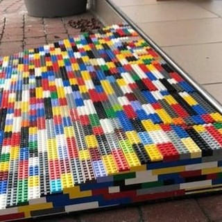 A Imperia verrà realizzata una rampa per disabili costruita con i mattoncini Lego A Imperia verrà realizzata una rampa per disabili costruita con i mattoncini Lego