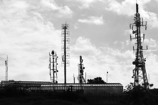 A Bordighera un'ordinanza che vieta le antenne, a Sanremo un comitato contro: ma cos'è il 5G? Ecco uno studio sulla nuova tecnologia A Bordighera un'ordinanza che vieta le antenne, a Sanremo un comitato contro: ma cos'è il 5G? Ecco uno studio sulla nuova tecnologia