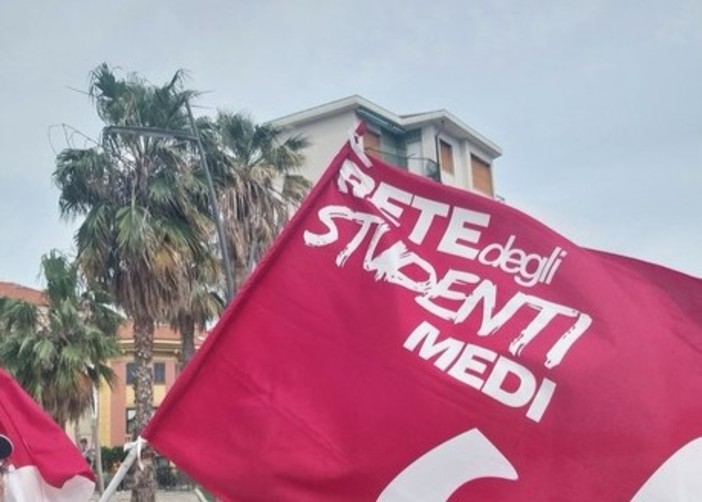 Imperia, 25 aprile: studenti in presidio per l'Anniversario della Liberazione Imperia, 25 aprile: studenti in presidio per l'Anniversario della Liberazione