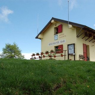 Escursionista di Imperia cade tra Melosa e Monte Grai: trasportato all'ambulanza dai gestori del rifugio Escursionista di Imperia cade tra Melosa e Monte Grai: trasportato all'ambulanza dai gestori del rifugio