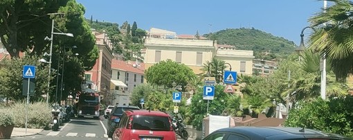 Ramo pericolante in via Scarincio alla Marina di Porto Maurizio: traffico in tilt Ramo pericolante in via Scarincio alla Marina di Porto Maurizio: traffico in tilt