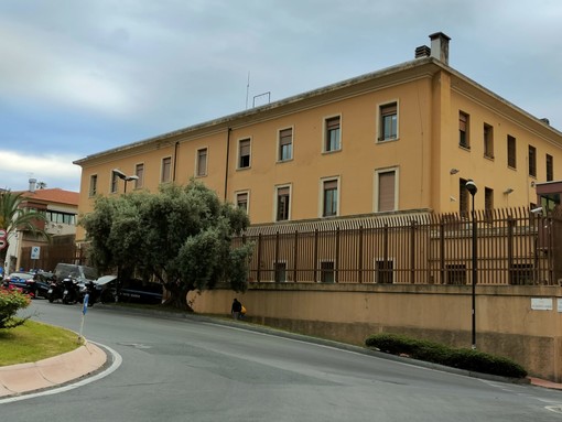 Imperia, carcere nel caos: scoperta distilleria alcolica in cella, bloccato lancio droga dall’esterno