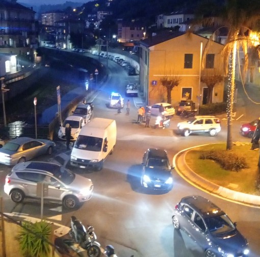 Porto Maurizio paralizzata dal traffico: chiusa via Airenti dopo l’esplosione di un geyser Porto Maurizio paralizzata dal traffico: chiusa via Airenti dopo l’esplosione di un geyser