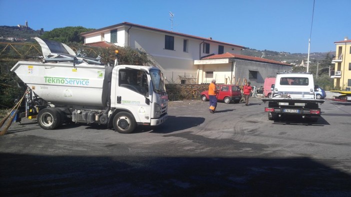 Imperia: blitz della Polizia Municipale in via Littardi, rimosse una decina di auto abbandonate (foto e video) Imperia: blitz della Polizia Municipale in via Littardi, rimosse una decina di auto abbandonate (foto e video)