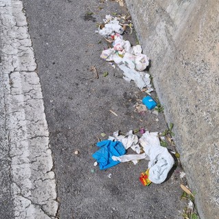 Porta a porta, rifiuti abbandonati in via Diano Calderina: i cittadini reclamano le isole ecologiche