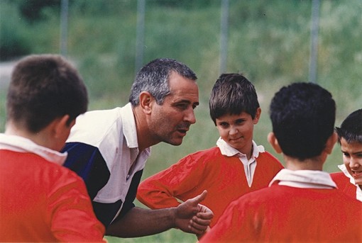 Giuliano mentre insegna rugby. A fianco il figlio Roberto. Qualche anno fa