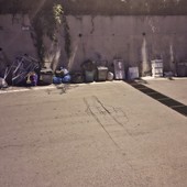 Rifiuti e multe, proteste in via Diano Calderina a Imperia: mastelli marroni ritirati e residenti multati