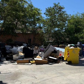 Blitz alle Case Parcheggio di via Airenti: rimossi cumuli di rifiuti che minacciavano la sicurezza dello stabile