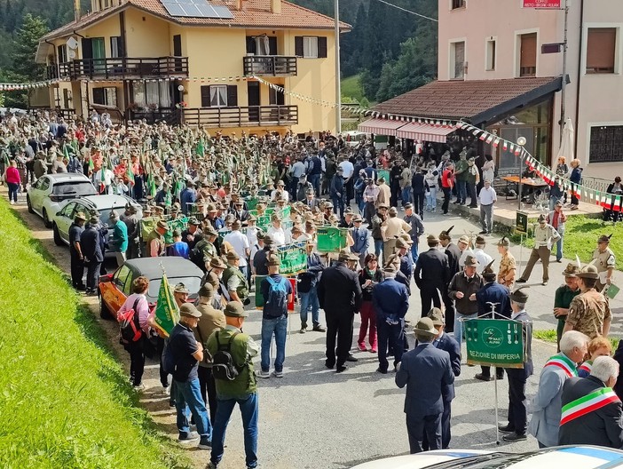 Nava invasa dalle penne nere, la sfilata e la commemorazione della Divisione alpina cuneense (foto)