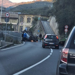 Imperia, furgone si ribalta sulla 28: traffico paralizzato e code chilometriche Imperia, furgone si ribalta sulla 28: traffico paralizzato e code chilometriche