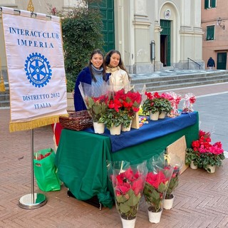 Rotary Club, giovani in piazza San Giovanni per un banchetto di beneficenza (foto)