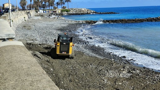 Imperia, ruspe all'opera per il ripascimento delle spiagge di Oneglia Imperia, ruspe all'opera per il ripascimento delle spiagge di Oneglia