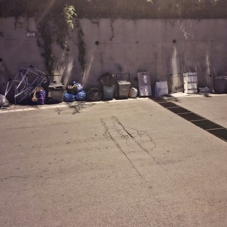 Rifiuti e multe, proteste in via Diano Calderina a Imperia: mastelli marroni ritirati e residenti multati