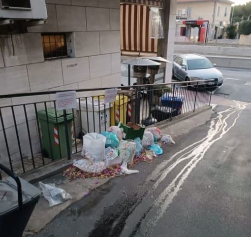 Borgo San Moro di Imperia e gli “addobbi”...fatti con i rifiuti, le proteste dei residenti