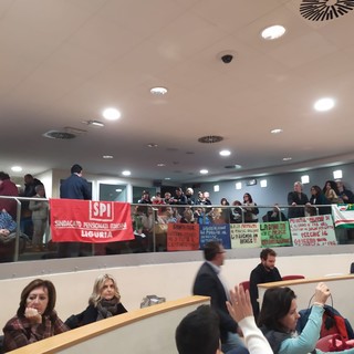 Presidio dei sindacati in regione per il consiglio sulla sanità, Viale, "Cgil stampella del Pd per le prossime regionali"(Foto e Video)