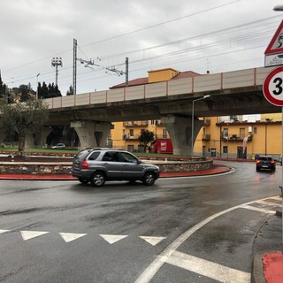 Imperia, un po' di pioggia e la rotonda di Castelvecchio diventa una 'pista di pattinaggio', automobilisti inferociti: &quot;Per avere un asfalto decente deve morire qualcuno?&quot;