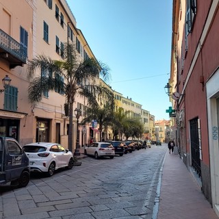 Porto Maurizio, il commercio cambia volto: un negozio su cinque parla straniero