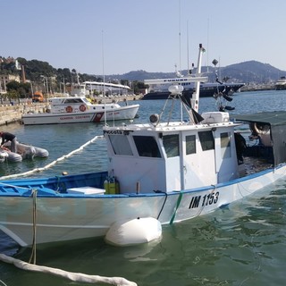 Imperia, concluse con successo le operazioni di recupero del peschereccio affondato a Porto Maurizio (Foto)