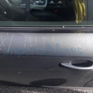 Raid vandalico a Imperia: svastiche e 'W Hitler' sulle auto parcheggiate al Prino (foto)