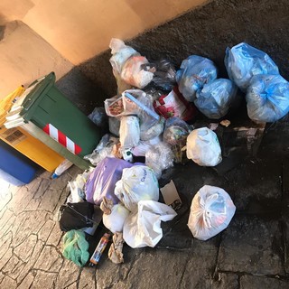 Imperia: abbandono di rifiuti in Vico Santa Elisabetta, la segnalazione di un lettore