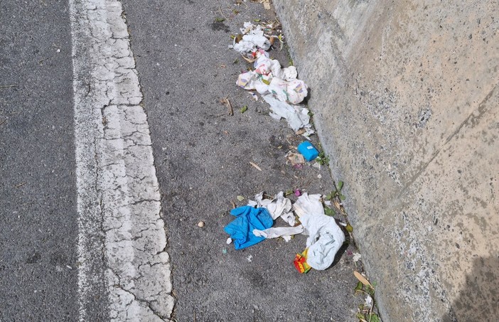 Porta a porta, rifiuti abbandonati in via Diano Calderina: i cittadini reclamano le isole ecologiche