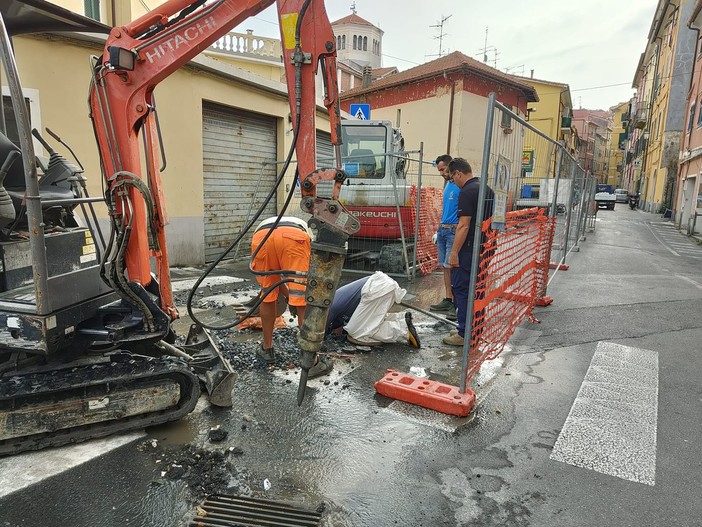 Imperia, ennesima rottura dell'acquedotto: operai a lavoro a Borgo Fondura (foto e video) Imperia, ennesima rottura dell'acquedotto: operai a lavoro a Borgo Fondura (foto e video)
