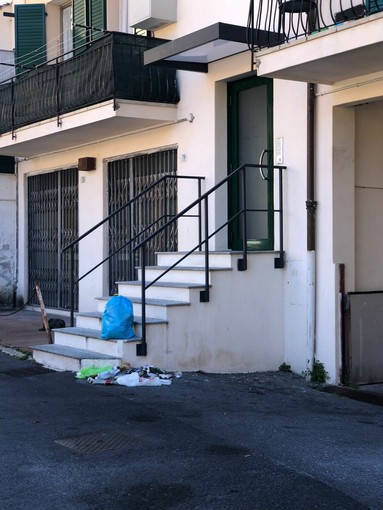 Imperia, via Paoletti ostaggio dei rifiuti abbandonati Imperia, via Paoletti ostaggio dei rifiuti abbandonati