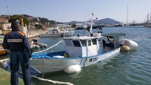 Imperia, concluse con successo le operazioni di recupero del peschereccio affondato a Porto Maurizio (Foto)