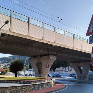 Rotonda di Castelvecchio, segnaletica presente ma la sostanza non cambia. Gli utenti "E' pericolosa" (video)