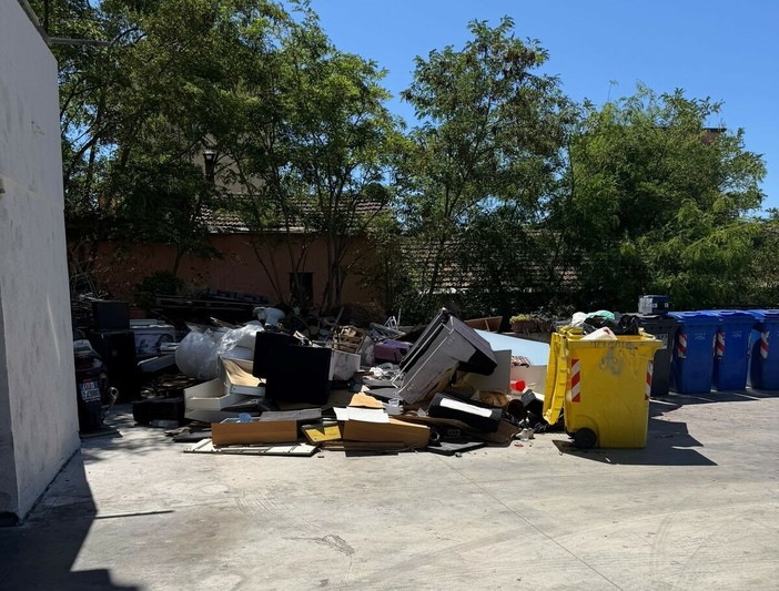 Blitz alle Case Parcheggio di via Airenti: rimossi cumuli di rifiuti che minacciavano la sicurezza dello stabile Blitz alle Case Parcheggio di via Airenti: rimossi cumuli di rifiuti che minacciavano la sicurezza dello stabile