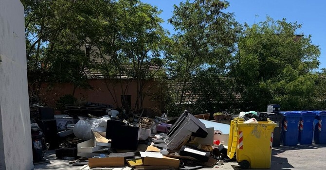 Blitz alle Case Parcheggio di via Airenti: rimossi cumuli di rifiuti che minacciavano la sicurezza dello stabile Blitz alle Case Parcheggio di via Airenti: rimossi cumuli di rifiuti che minacciavano la sicurezza dello stabile