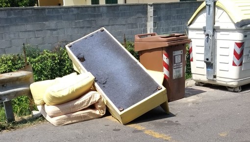 Diano Marina: rifiuti ingombranti abbandonati in via della Rodine, la denuncia dei residenti (foto)