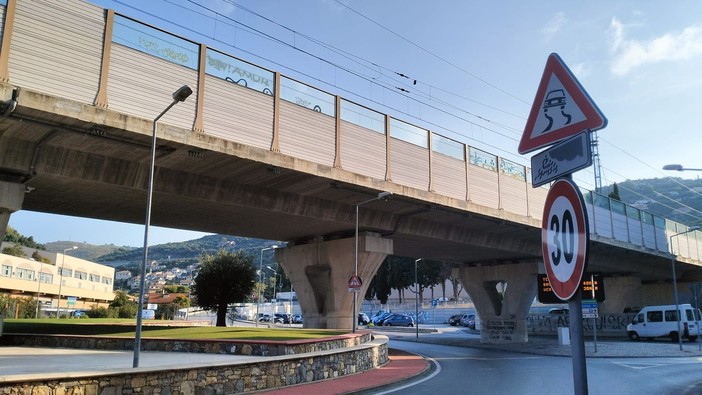 Rotonda di Castelvecchio, segnaletica presente ma la sostanza non cambia. Gli utenti "E' pericolosa" (video)