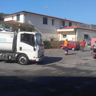 Imperia: blitz della Polizia Municipale in via Littardi, rimosse una decina di auto abbandonate (foto e video)