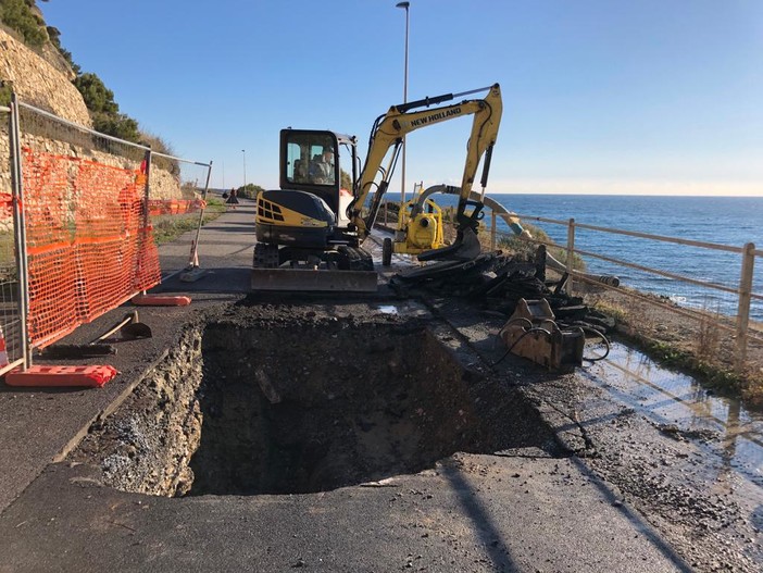 Imperia, terminati i lavori di ripristino della rete idrica sull' Incompiuta: strada riaperta Imperia, terminati i lavori di ripristino della rete idrica sull' Incompiuta: strada riaperta