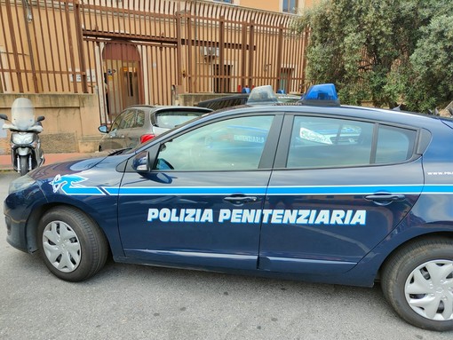 Imperia: uno smartphone in cella, detenuto ecuadoriano pizzicato dalla Polizia Penitenziaria mentre telefona Imperia: uno smartphone in cella, detenuto ecuadoriano pizzicato dalla Polizia Penitenziaria mentre telefona