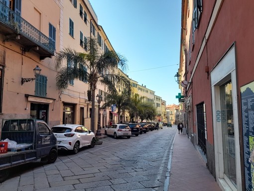 Porto Maurizio, il commercio cambia volto: un negozio su cinque parla straniero Porto Maurizio, il commercio cambia volto: un negozio su cinque parla straniero