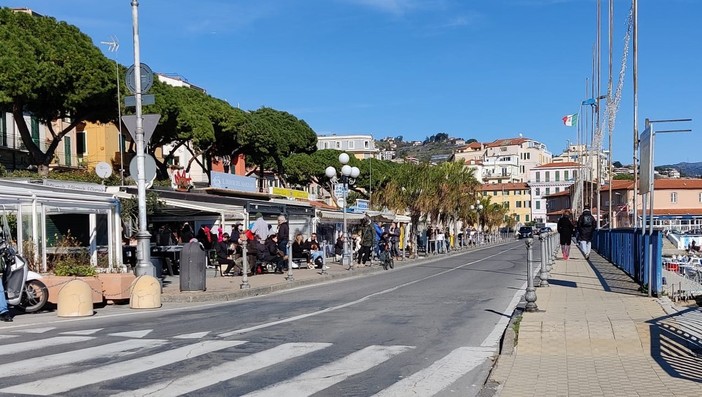 La notizia dei ristoranti aperti in Riviera fa il giro d’Italia: piovono insulti e qualcuno augura anche la morte ai liguri