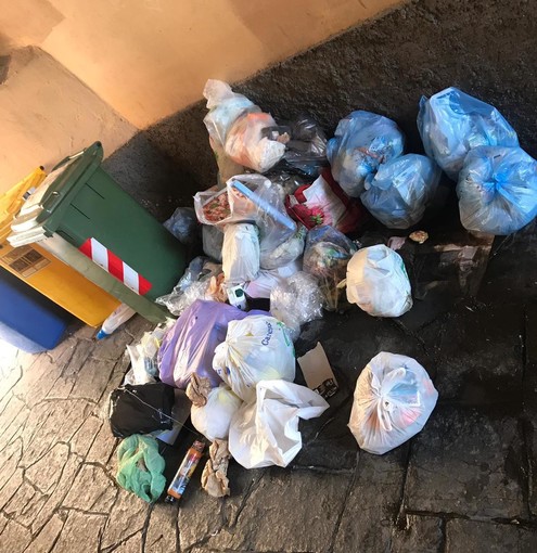 Imperia: abbandono di rifiuti in Vico Santa Elisabetta, la segnalazione di un lettore