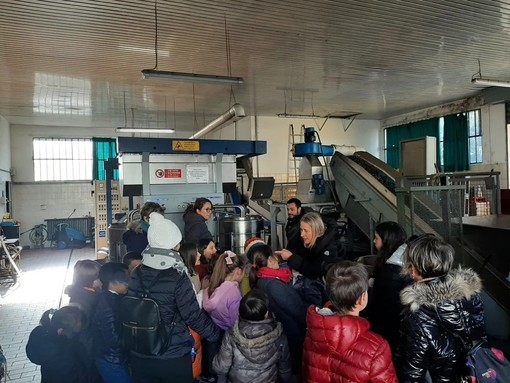 Scuola e territorio: i bambini di Ranzo in visita ai frantoi del paese Scuola e territorio: i bambini di Ranzo in visita ai frantoi del paese