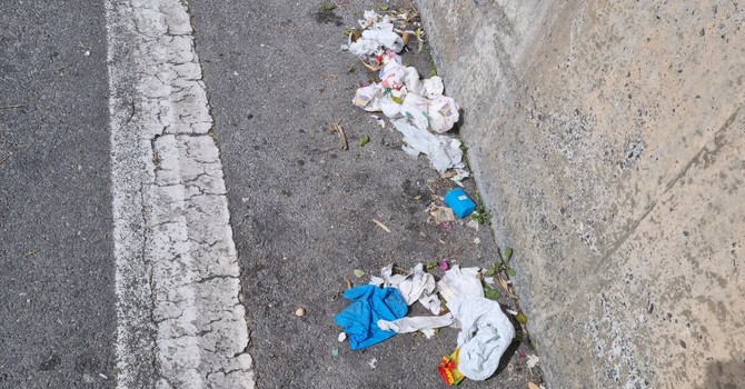 Porta a porta, rifiuti abbandonati in via Diano Calderina: i cittadini reclamano le isole ecologiche