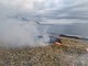 Imperia: bruciati questa mattina i rifiuti lignei spiaggiati al Prino dopo le ultime mareggiate (Foto e Video)