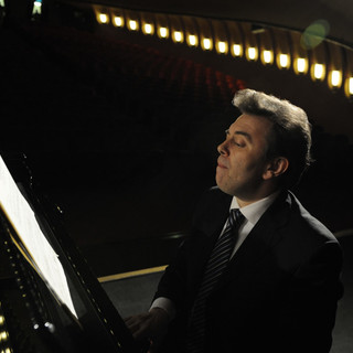 Il maestro Roberto Issoglio Il maestro Roberto Issoglio