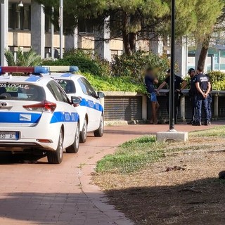 Allarme sicurezza a Oneglia, nuova zuffa ai Toscanini: interviene la polizia locale Allarme sicurezza a Oneglia, nuova zuffa ai Toscanini: interviene la polizia locale