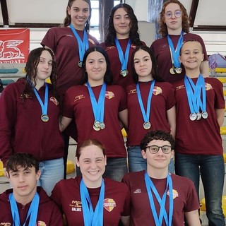 NUOTO.  Campionati regionali giovanili: pioggia di medaglie per la Rari Nantes Olio Raineri